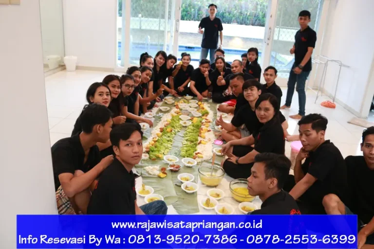 Acara Gathering Di Villa Nove 7 Kamar Tidur Private Pool Sambil Menikmati Menu Nasi Liwet